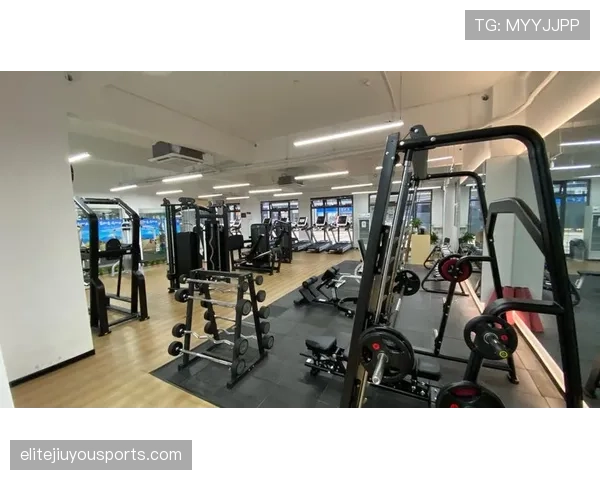 杨威那自律能把小区健身房都吓跑吧? 杨威那自律能把小区健身房都吓跑吧?