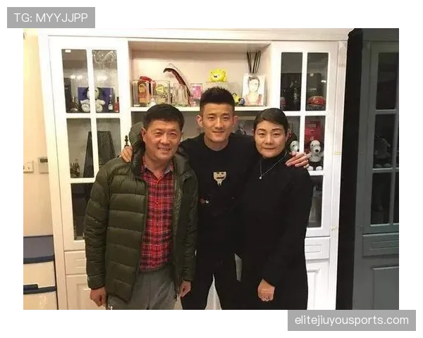 谌龙训练完直接去接孩子放学，背影差点认成小区保安